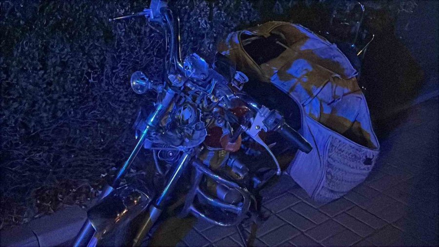 Karaman’da Motosiklet Traktörün Römorkuna Çarptı: 1 Yaralı