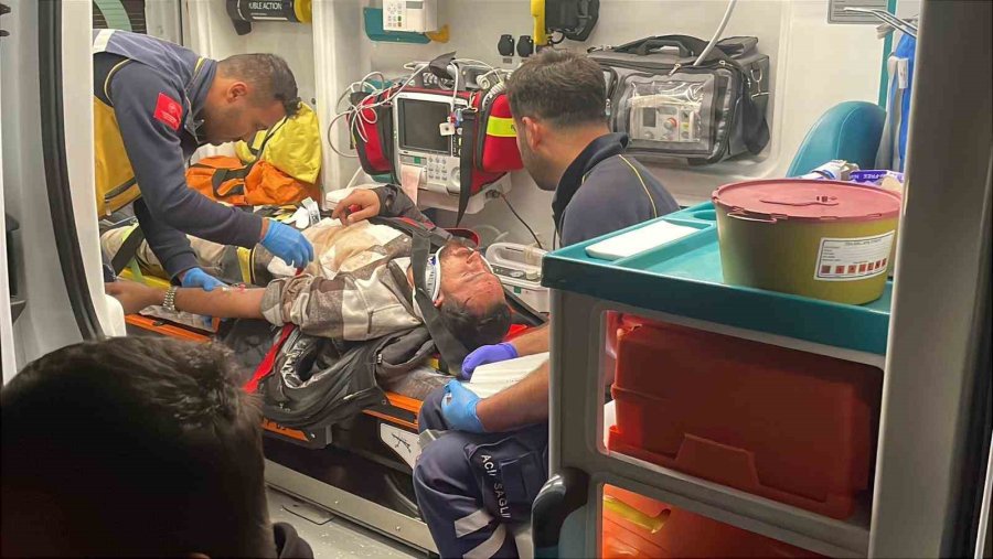 Karaman’da Motosiklet Traktörün Römorkuna Çarptı: 1 Yaralı