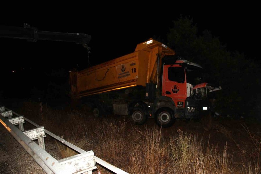 Kamyon Bariyerlere Çarpıp Şarampole Devrildi: 2 Ölü, 1 Yaralı