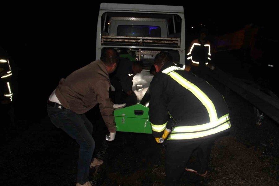 Kamyon Bariyerlere Çarpıp Şarampole Devrildi: 2 Ölü, 1 Yaralı