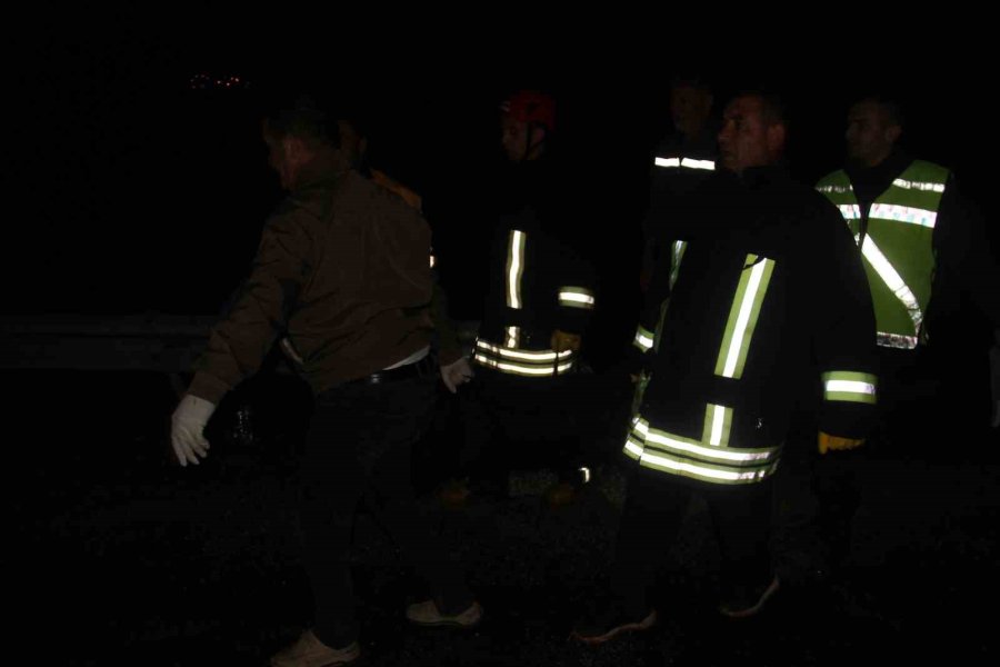 Kamyon Bariyerlere Çarpıp Şarampole Devrildi: 2 Ölü, 1 Yaralı