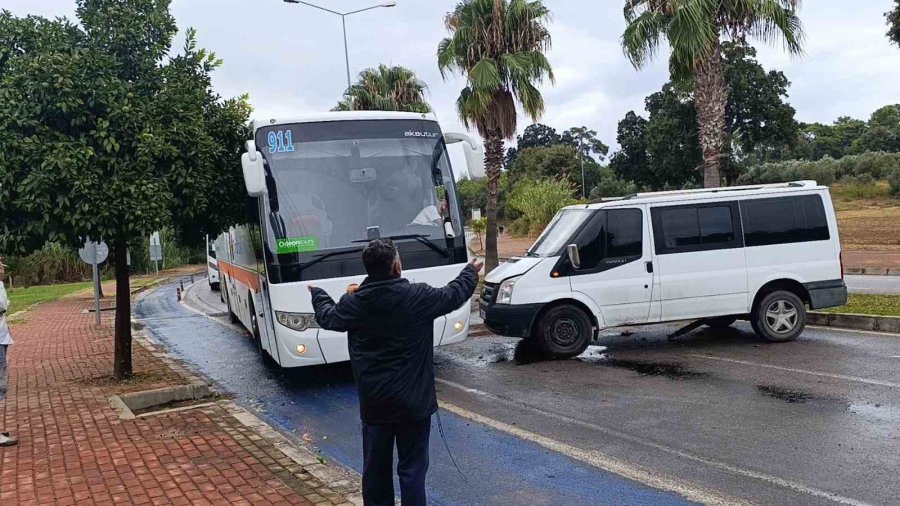 Kontrolden Çıkan Kamyonet Palmiye Ağacına Çarptı: Kaza Anı Kamerada