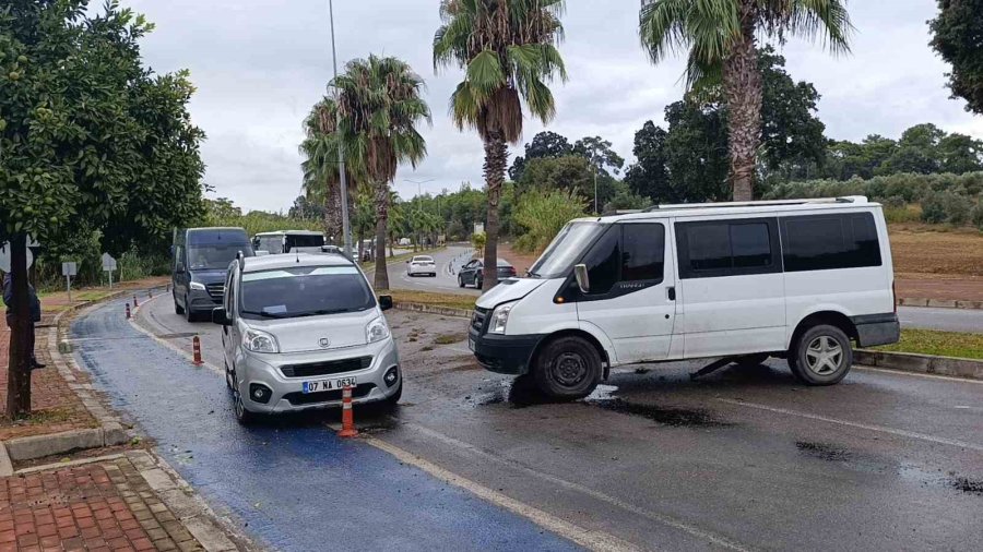Kontrolden Çıkan Kamyonet Palmiye Ağacına Çarptı: Kaza Anı Kamerada