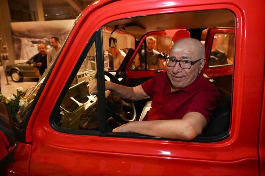 Çiçek Abbas, Yıllar Sonra Minibüsüyle Buluştu