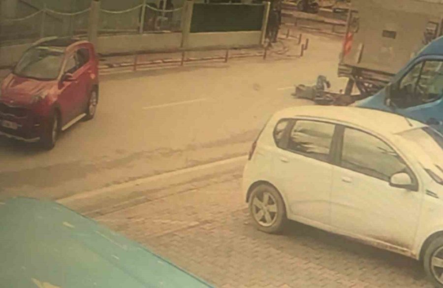 Sinyal Vermeyen Sürücü Kazaya Sebep Oldu, 1 Kişi Yaralandı: O Anlar Kamerada