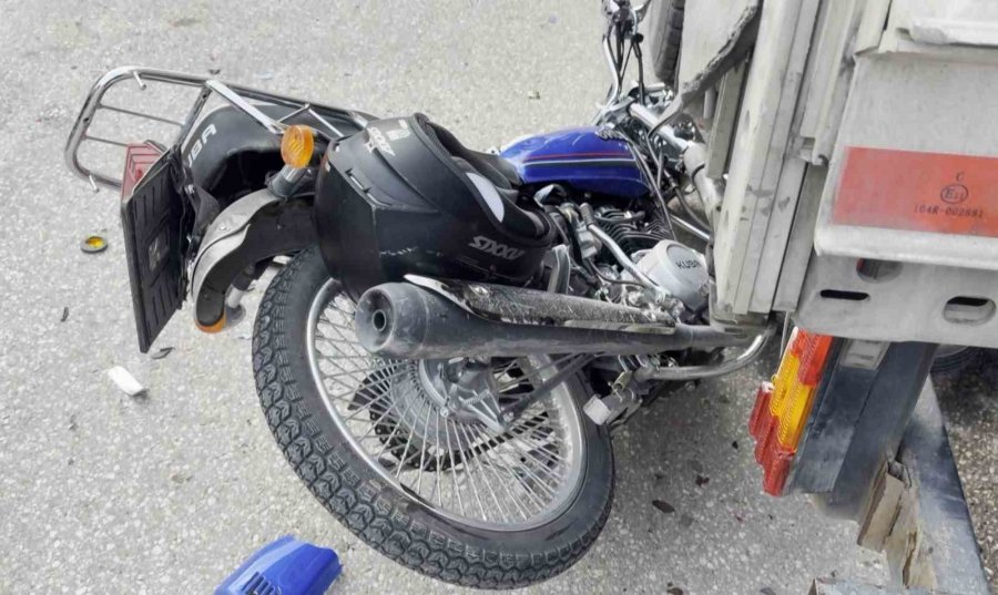 Sinyal Vermeyen Sürücü Kazaya Sebep Oldu, 1 Kişi Yaralandı: O Anlar Kamerada