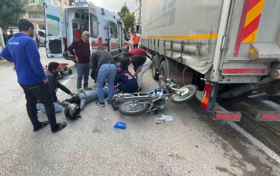 Sinyal Vermeyen Sürücü Kazaya Sebep Oldu, 1 Kişi Yaralandı: O Anlar Kamerada