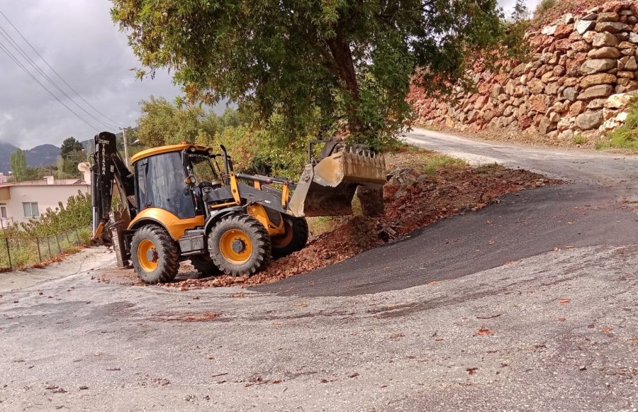 Antalya Büyükşehir Belediyesi Ekiplerinden Yağmur Mesaisi