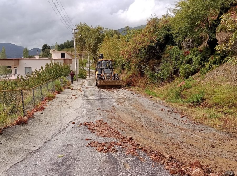 Antalya Büyükşehir Belediyesi Ekiplerinden Yağmur Mesaisi