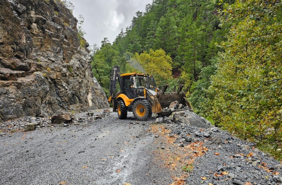 Antalya Büyükşehir Belediyesi Ekiplerinden Yağmur Mesaisi