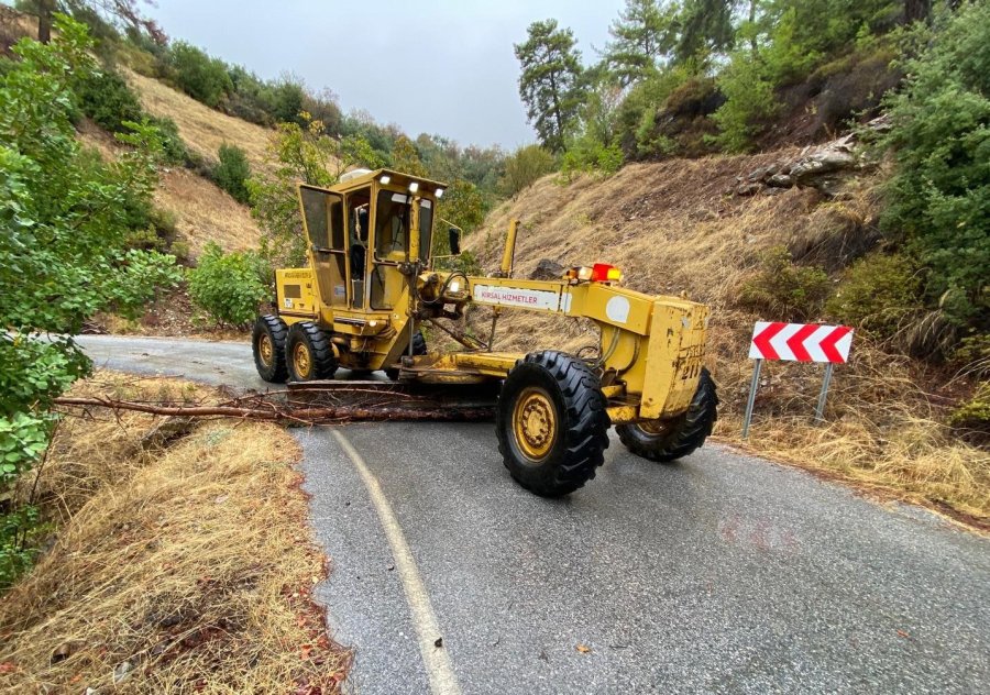 Antalya Büyükşehir Belediyesi Ekiplerinden Yağmur Mesaisi