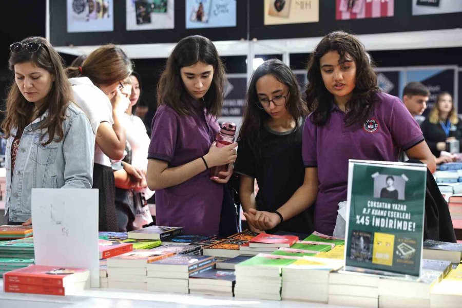 Ahmet Ümit Antalya Kitap Fuarı’nda Okurlarıyla Buluştu