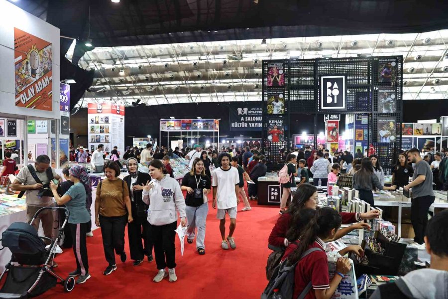 Ahmet Ümit Antalya Kitap Fuarı’nda Okurlarıyla Buluştu