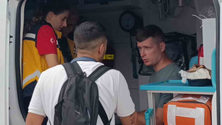 Otobüsün Çarptığı Otomobilin Hafif Yaralı Sürücüsü, Ailesini Yalnız Bırakmamak İçin Hastaneye Gitmedi