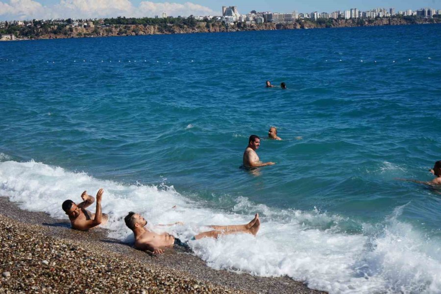Antalya’da Güneş Yeniden Yüzünü Gösterdi, Sahiller Doldu