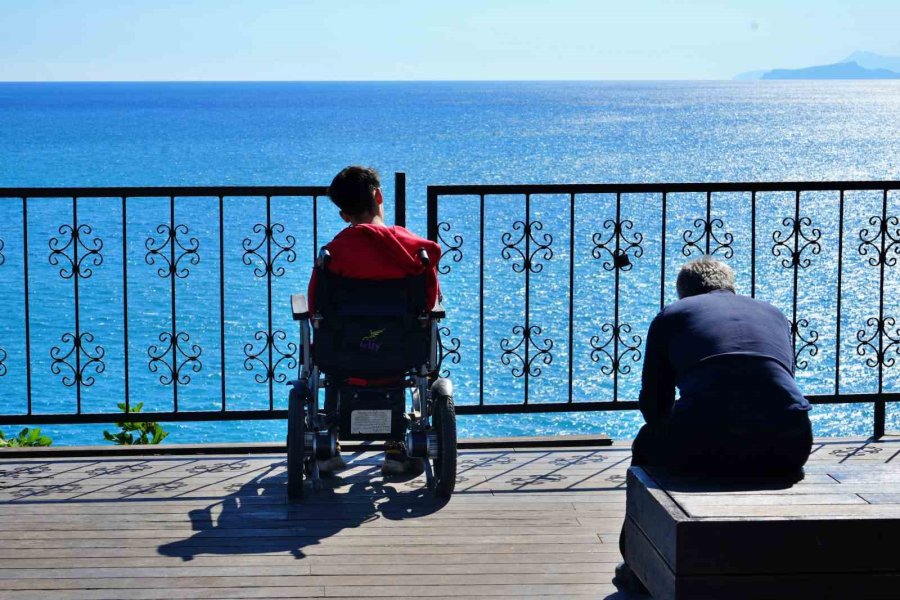 Antalya’da Güneş Yeniden Yüzünü Gösterdi, Sahiller Doldu