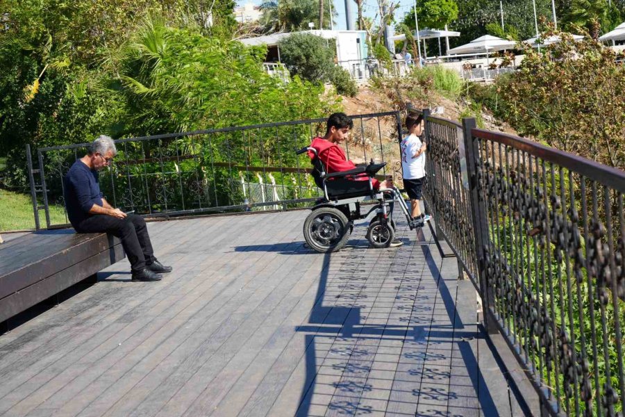 Antalya’da Güneş Yeniden Yüzünü Gösterdi, Sahiller Doldu