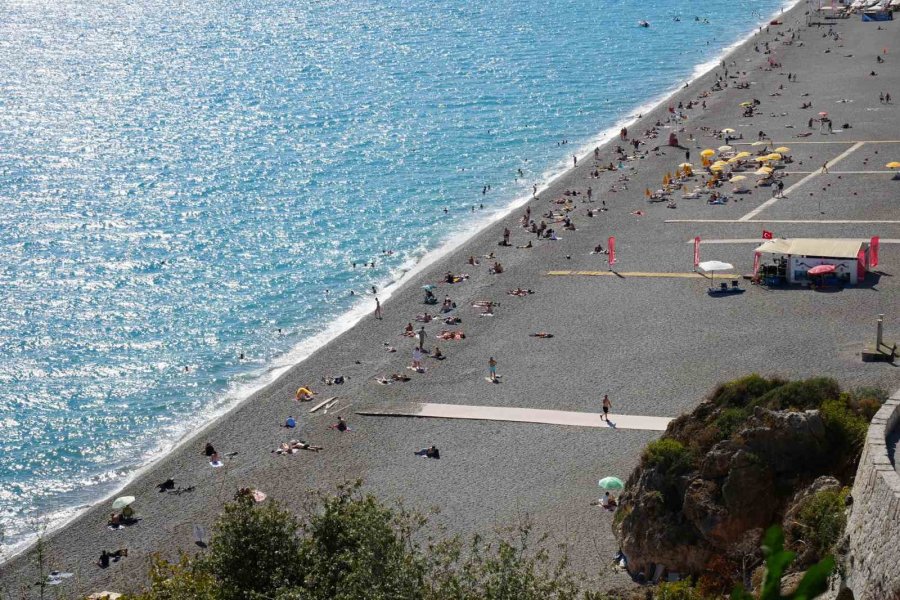 Antalya’da Güneş Yeniden Yüzünü Gösterdi, Sahiller Doldu