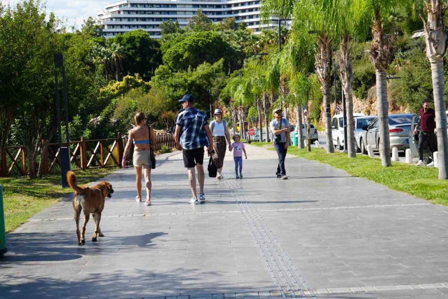 Antalya’da Güneş Yeniden Yüzünü Gösterdi, Sahiller Doldu