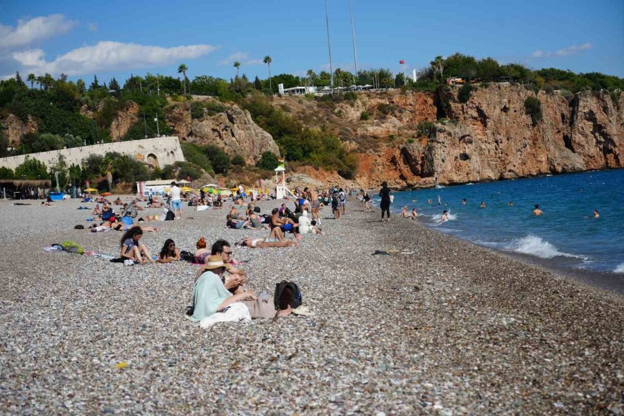 Antalya’da Güneş Yeniden Yüzünü Gösterdi, Sahiller Doldu