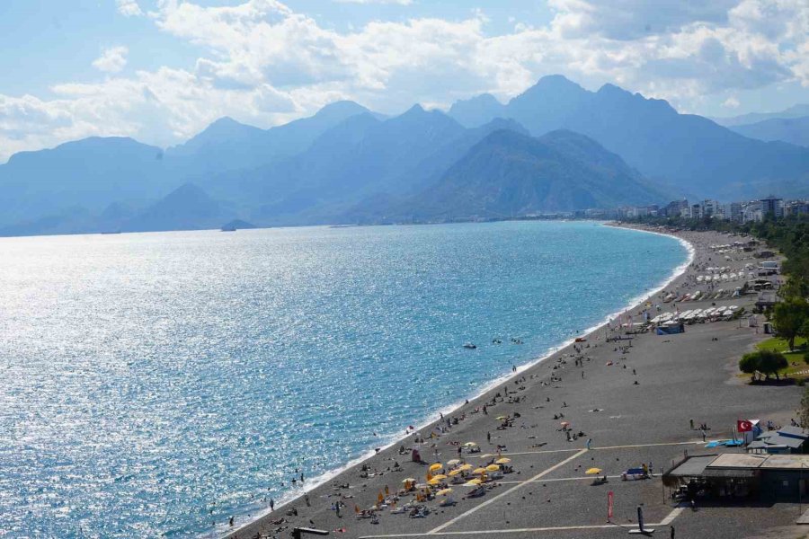 Antalya’da Güneş Yeniden Yüzünü Gösterdi, Sahiller Doldu