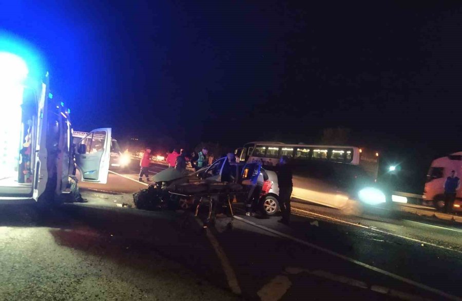 Konya’da Yolcu Otobüsü İle Otomobil Çarpıştı: 2 Yaralı