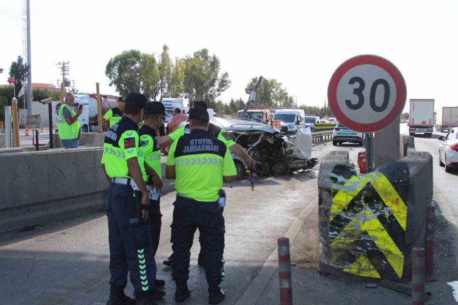 Mersin’de Otomobil Beton Bariyere Çarptı: 2 Ölü