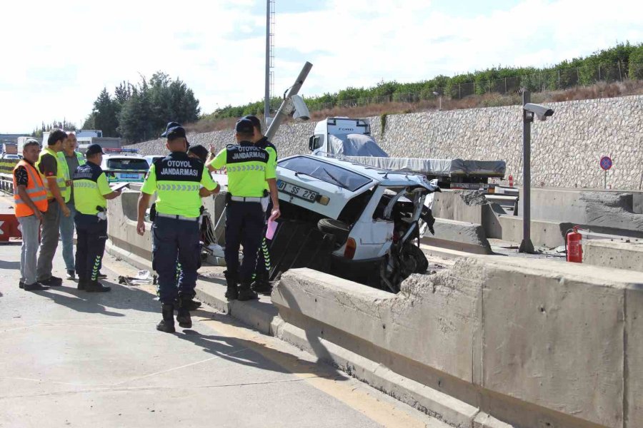 Mersin’de Otomobil Beton Bariyere Çarptı: 2 Ölü