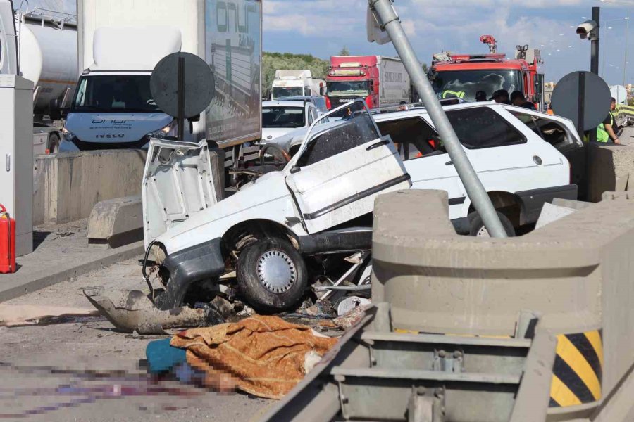 Mersin’de Otomobil Beton Bariyere Çarptı: 2 Ölü
