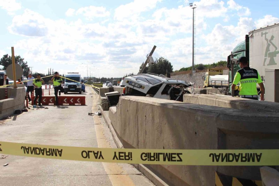 Mersin’de Otomobil Beton Bariyere Çarptı: 2 Ölü