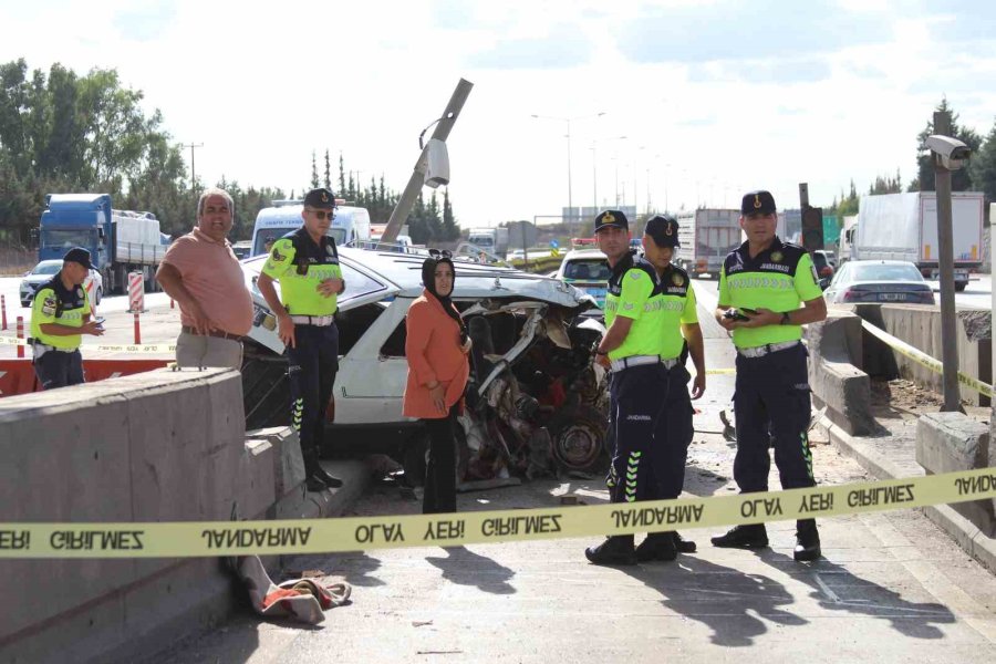 Mersin’de Otomobil Beton Bariyere Çarptı: 2 Ölü