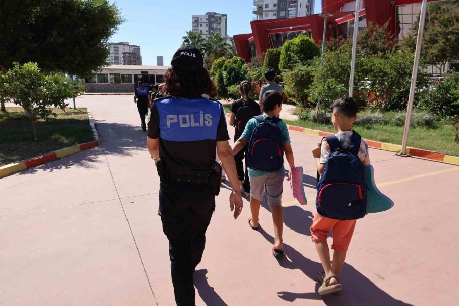 Mersin’de Polis Desteğiyle Çocuklara Yüzme Eğitimi Verildi