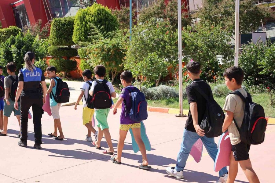 Mersin’de Polis Desteğiyle Çocuklara Yüzme Eğitimi Verildi