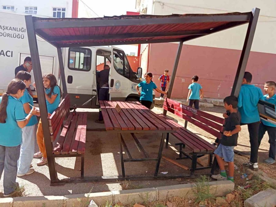 Akdeniz’de Parklar Yenileniyor Çocuklar Daha Güvenli Oynuyor