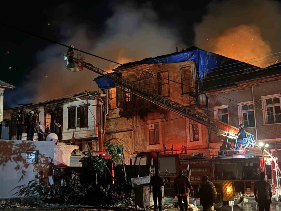 Tarsus’ta İş Yerinde Çıkan Yangın 2 Binaya Sıçradı