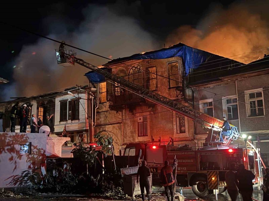 Tarsus’ta İş Yerinde Çıkan Yangın 2 Binaya Sıçradı