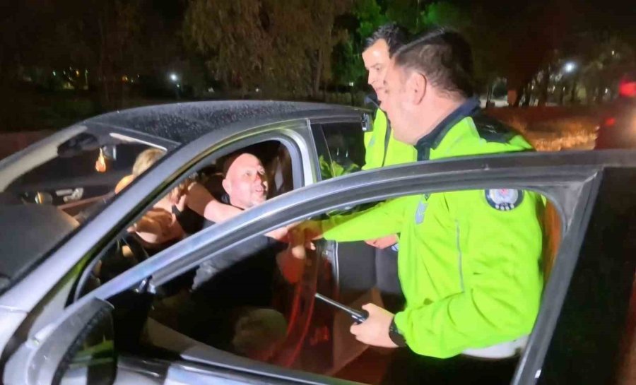 "babam Hakim, Valiyi Arayacağım" Deyip Polisi Tehdit Ettiler