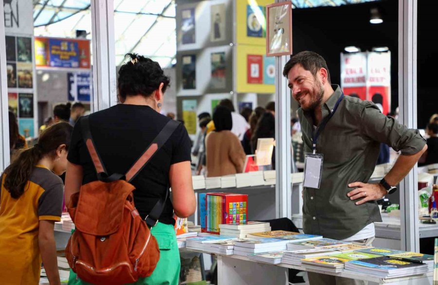 Antalya Kitap Fuarı Ziyaretçi Akınına Uğradı