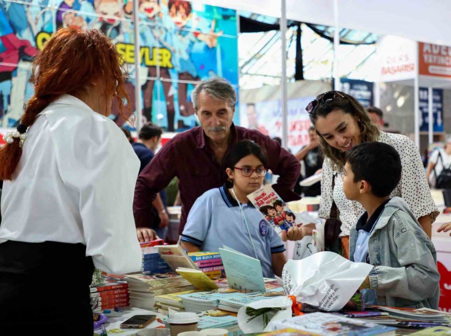 Antalya Kitap Fuarı Ziyaretçi Akınına Uğradı