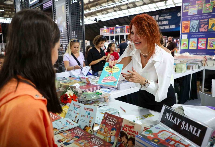 Antalya Kitap Fuarı Ziyaretçi Akınına Uğradı