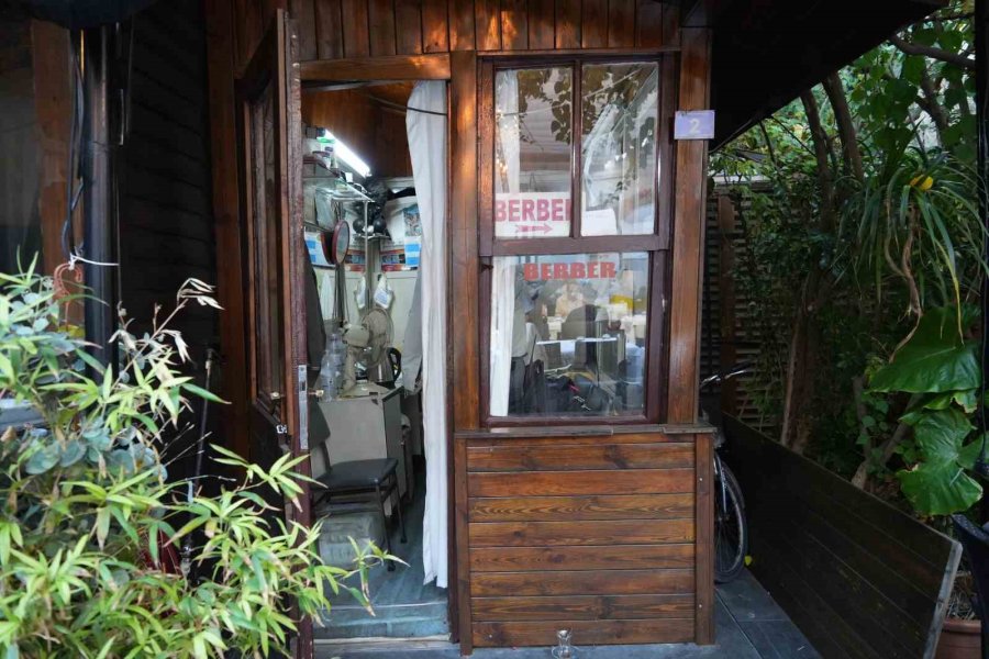 Tek Koltuklu Dükkanda Yarım Asırlık Zanaat