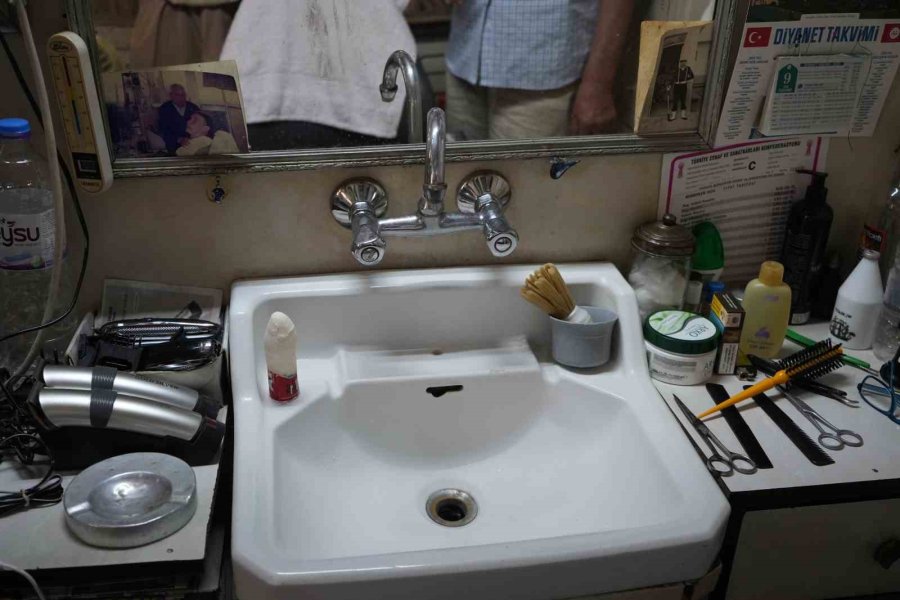 Tek Koltuklu Dükkanda Yarım Asırlık Zanaat