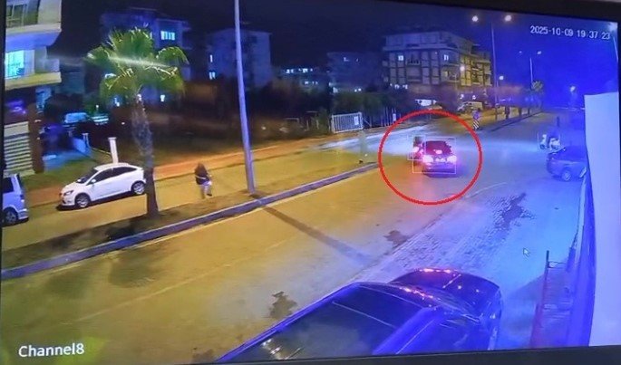 Antalya’da ’u’ Dönüşü Yapan Otomobille Çarpışan Motosiklet Sürücüsü Yaralandı