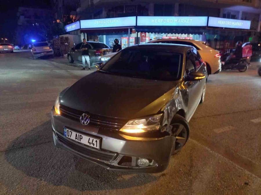 Antalya’da ’u’ Dönüşü Yapan Otomobille Çarpışan Motosiklet Sürücüsü Yaralandı