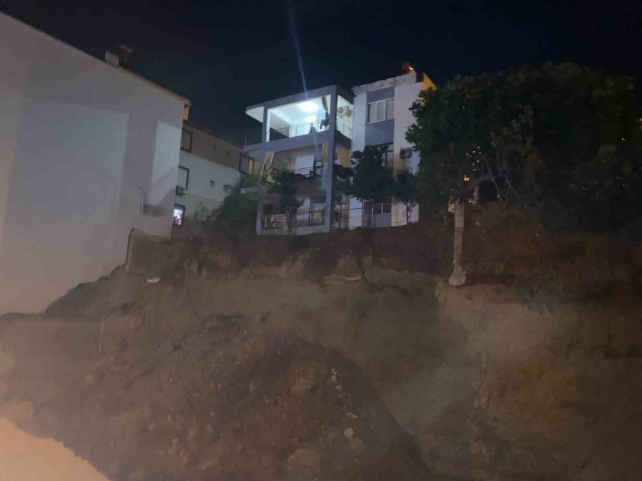Antalya’da İnşaat Kazı Çalışmaları Sırasında Toprak Kayması: Bir Ev Tahliye Edildi