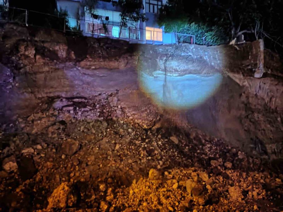 Antalya’da İnşaat Kazı Çalışmaları Sırasında Toprak Kayması: Bir Ev Tahliye Edildi