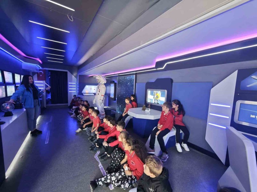 Başkan Kocagöz Çeşme Talebini Yerine Getirdi, Öğrencilerle Birlikte Fidan Dikti