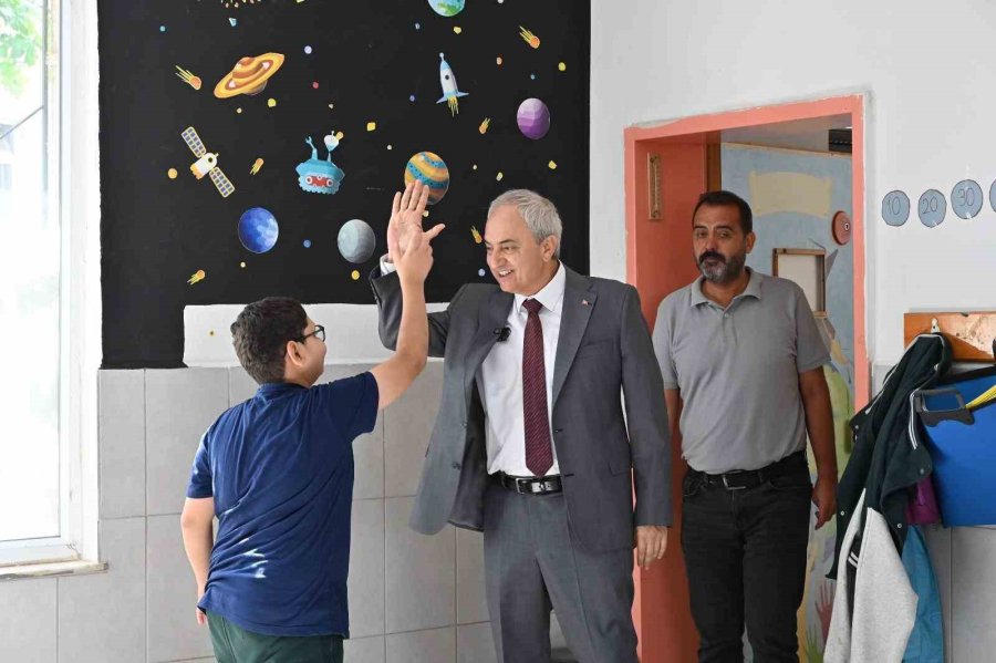 Başkan Kocagöz Çeşme Talebini Yerine Getirdi, Öğrencilerle Birlikte Fidan Dikti