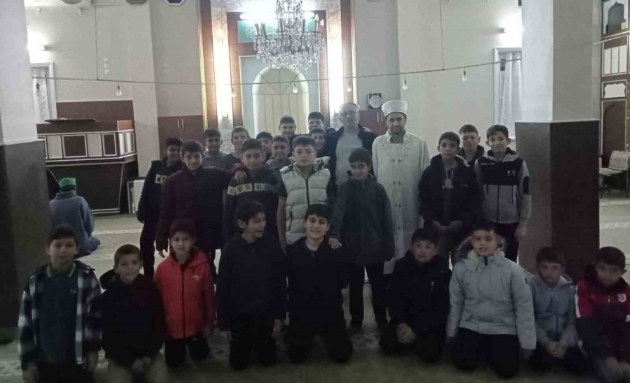 Karapınar’da Öğrenciler Sabah Namazında Buluştu