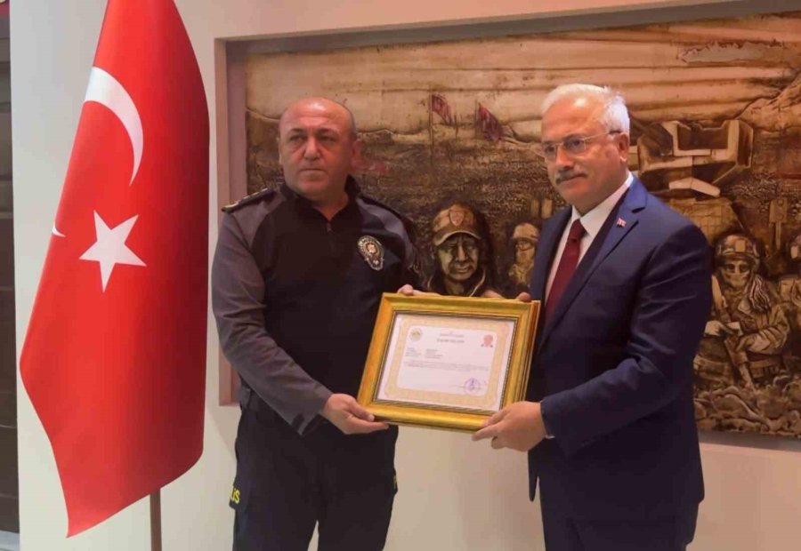 Aksaray Valisinden O Polislere Başarı Belgesi